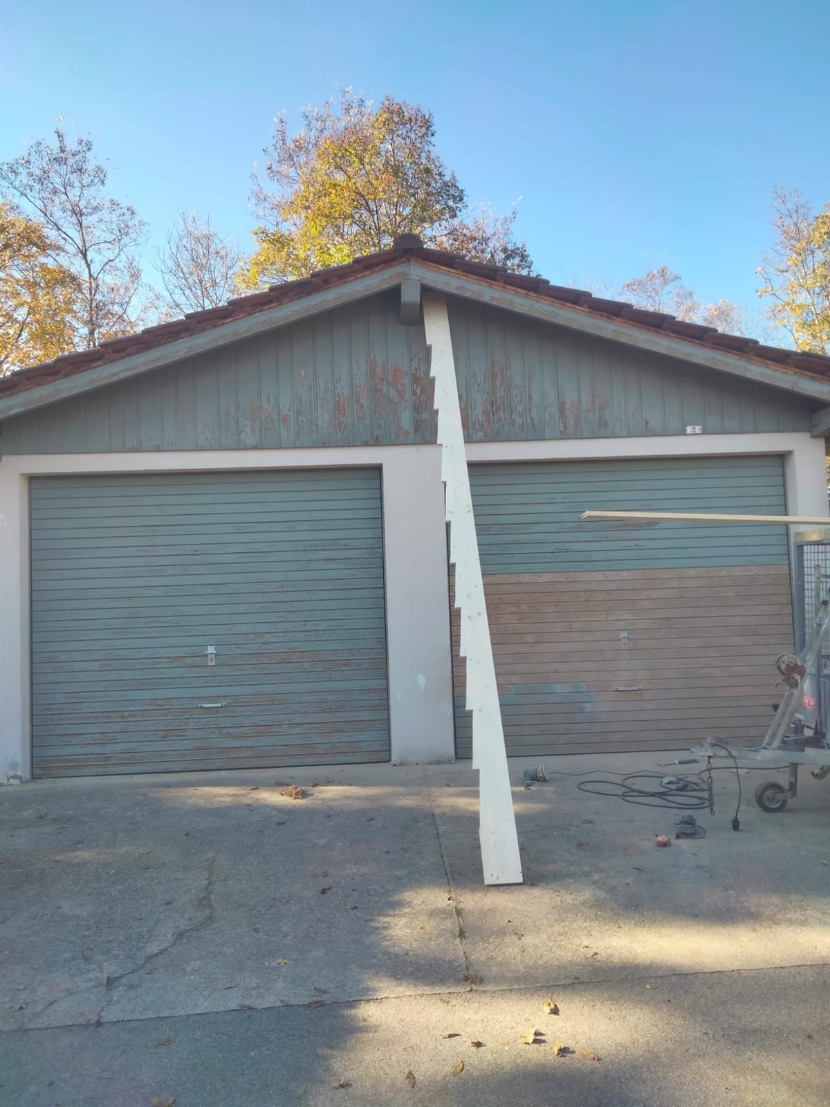 Porte de garage en bois poncée et décapée avant remise en peinture