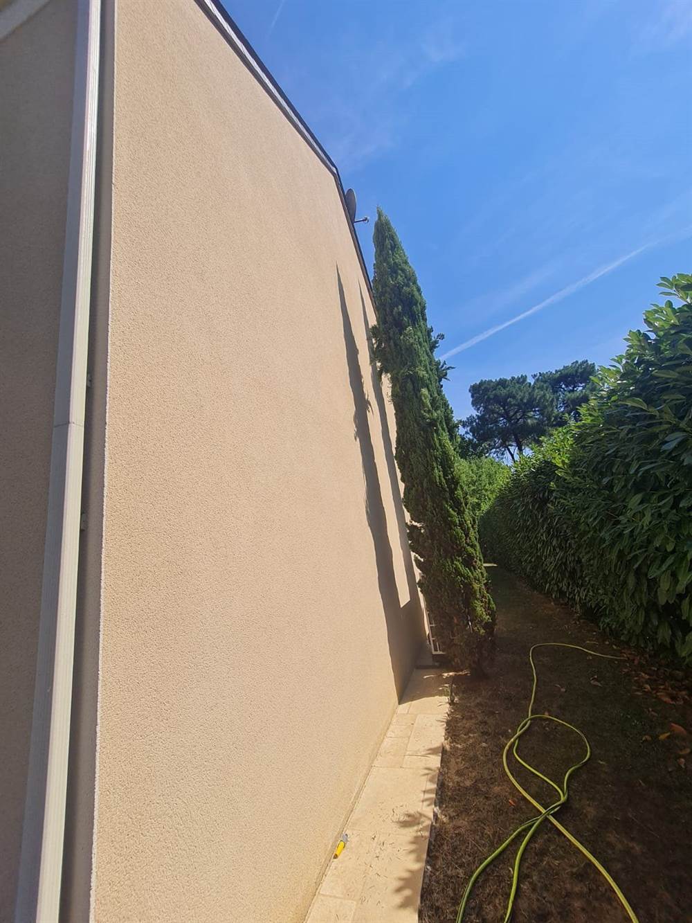 Mur pignon après nettoyage, enduit uniforme sans trace de coulure
