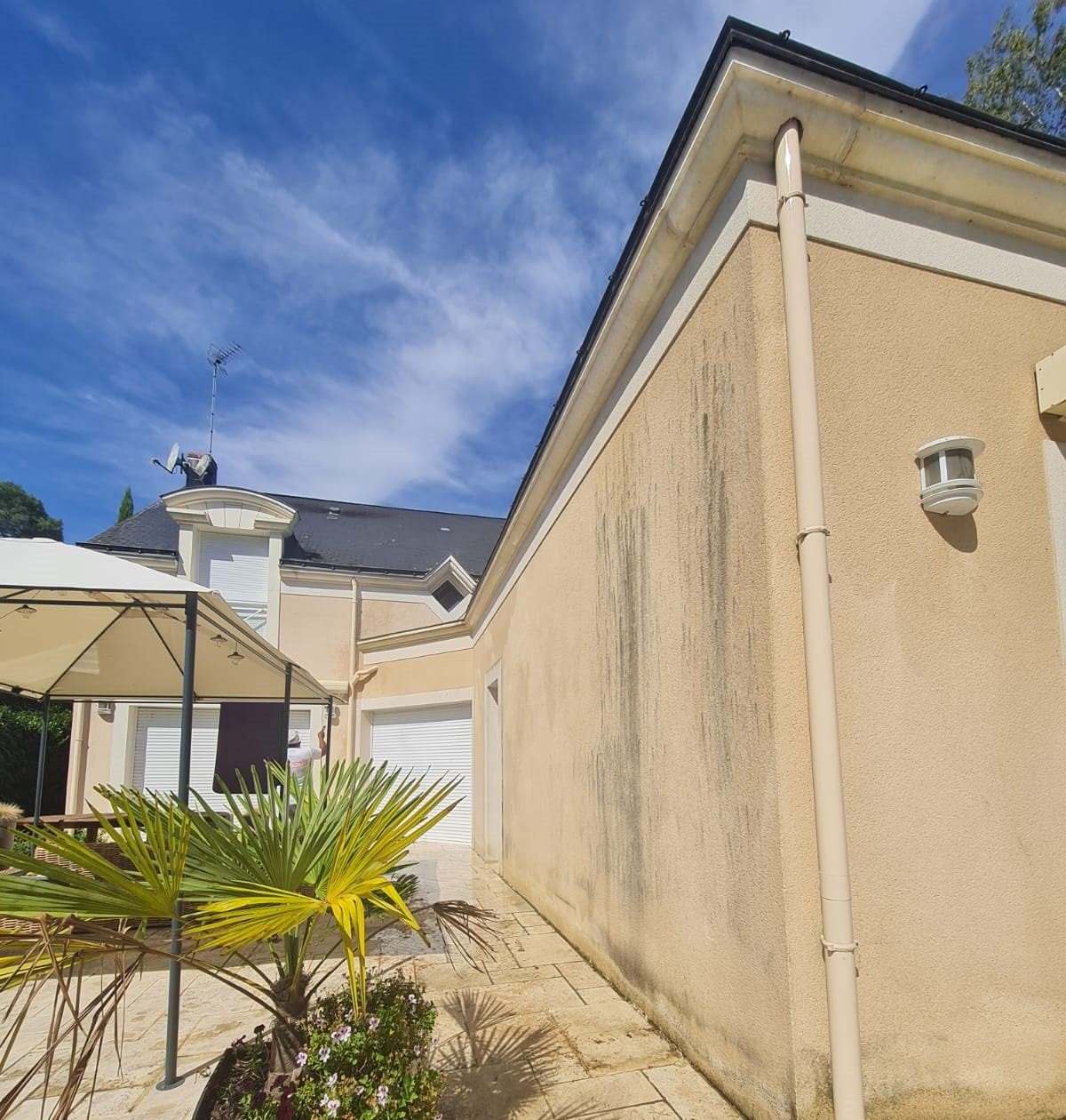 Façade de villa et descente d’eau pluviale salies avant nettoyage