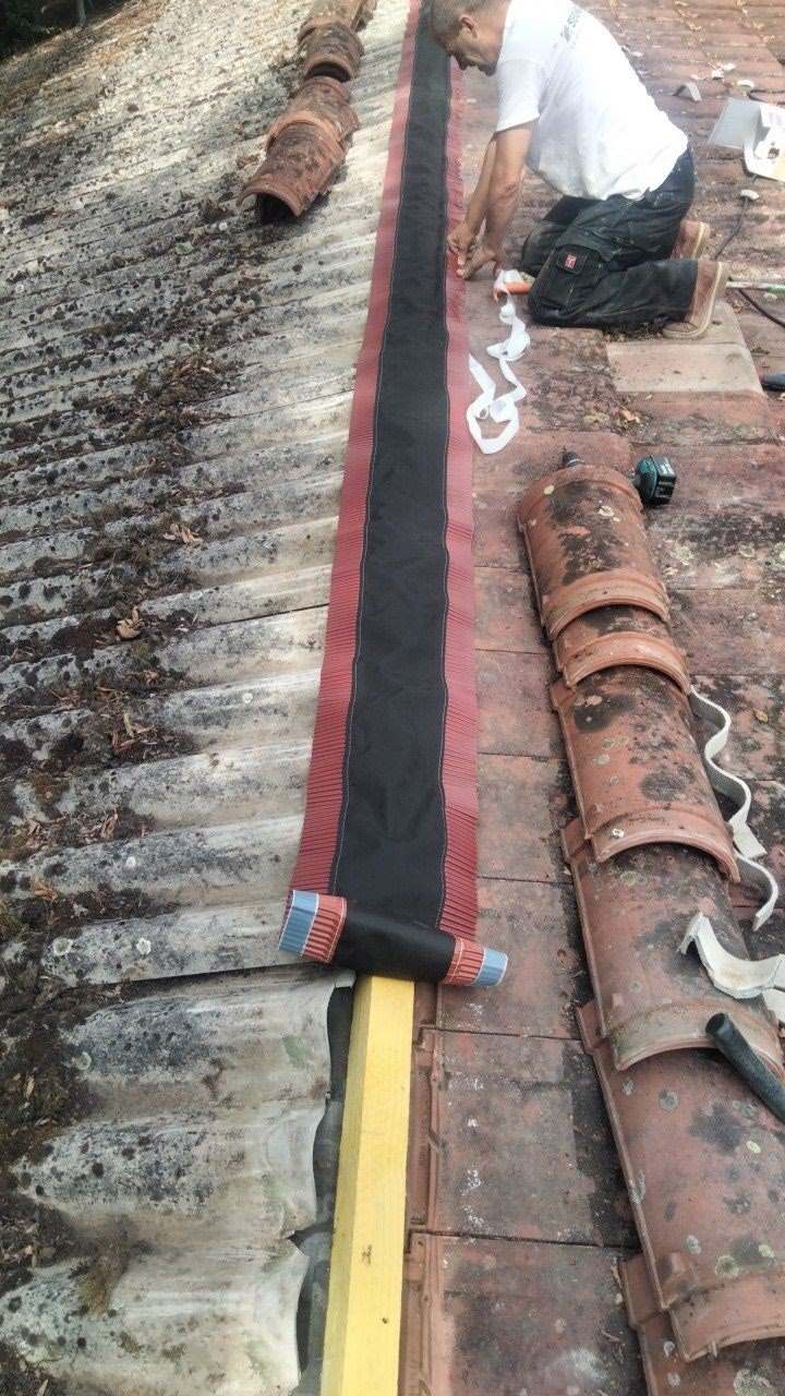 Pose d’un closoir ventilé sur la latte de faîtage, avant repose des faîtières